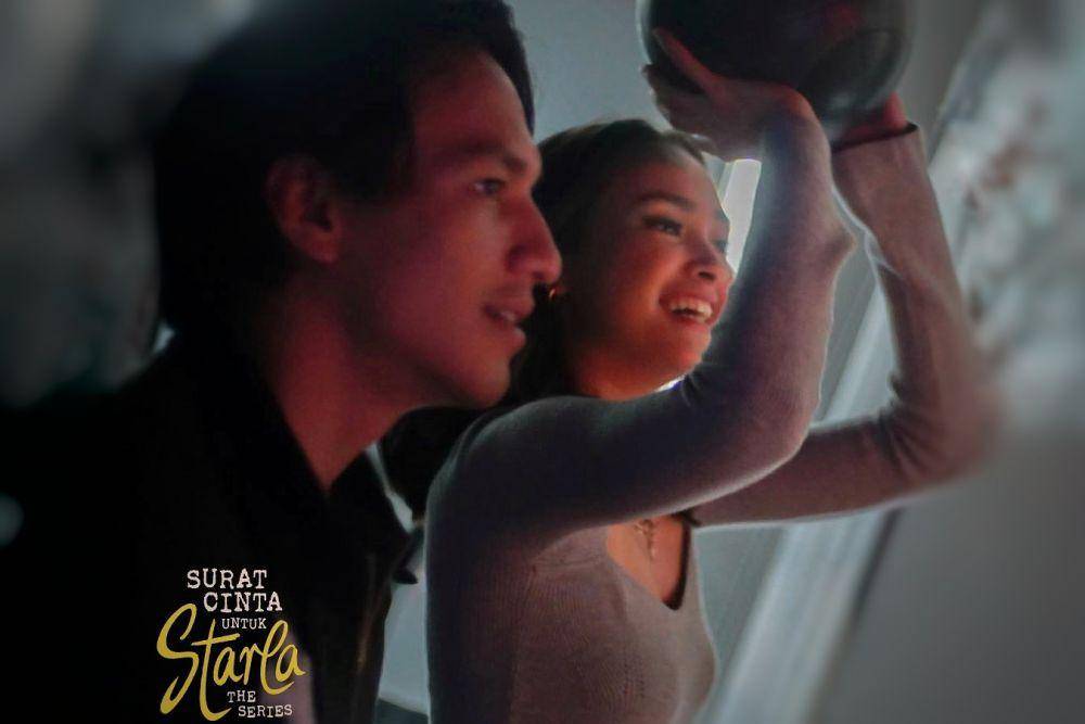 cuplikan penampilan Caitlin Halderman dan Jefri Nichol di Surat Cinta Untuk Starla the Series (dok. Screenplay Films/Surat Cinta Untuk Starla the Series)