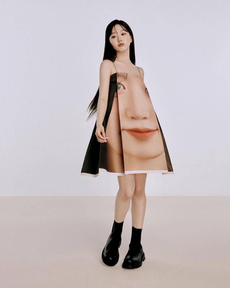 Haewon NMIXX dalam photoshoot Loewe (instagram.com/nmixx_official)