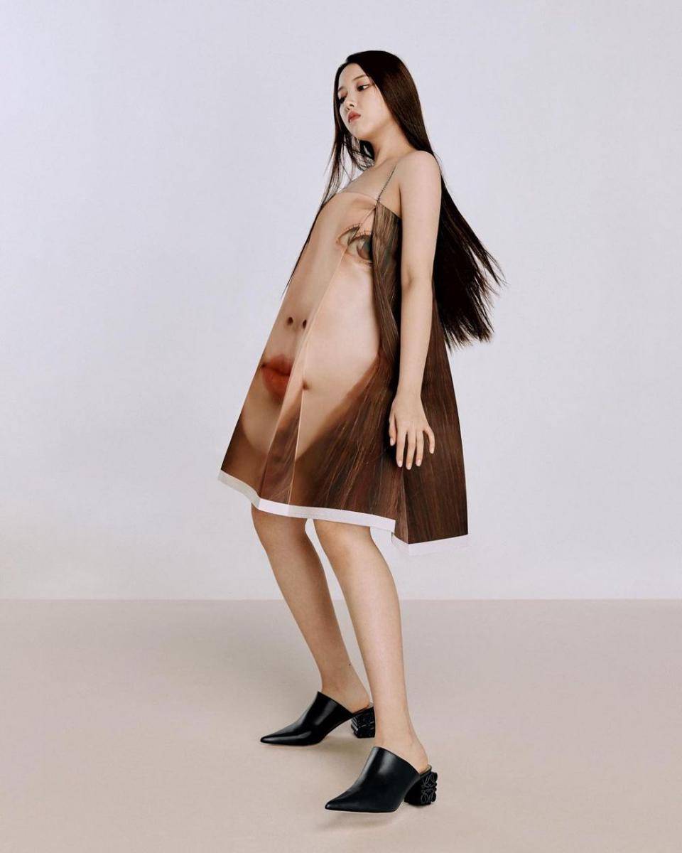 Jiwoo NMIXX dalam photoshoot Loewe (instagram.com/nmixx_official)