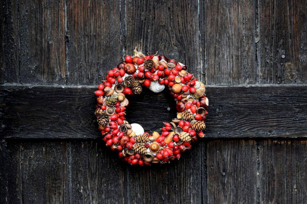 Ilustrasi Christmas wreath (pexels.com/Luna Lovegood)