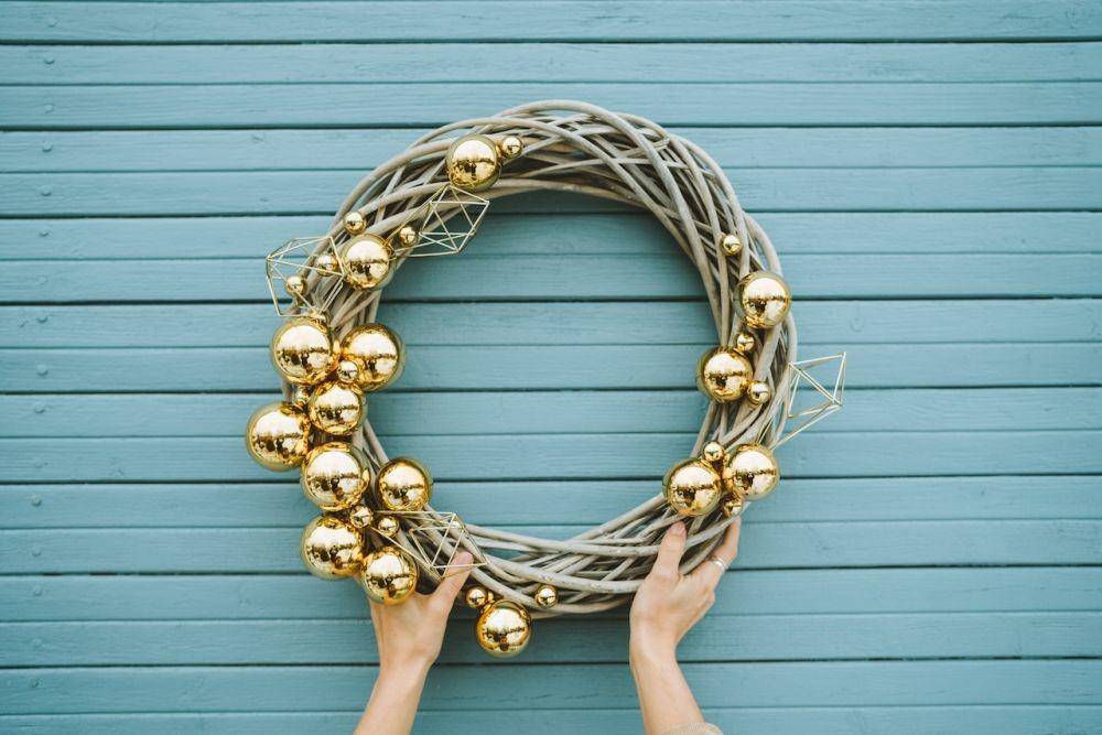 Ilustrasi Christmas wreath (pexels.com/Anastasia Shuraeva)