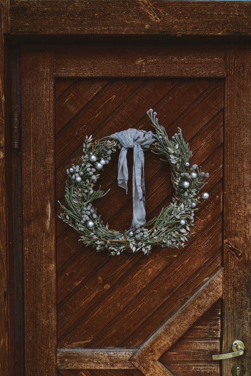 Ilustrasi Christmas wreath (pexels.com/Anastasia Shuraeva)