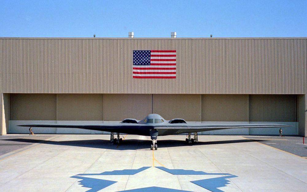 potret pesawat pengebom siluman B-2 Spirit Angkatan Udara Amerika Serikat saat pertama kali diperlihatkan ke publik di tahun 1988 (commons.wikimedia.org/Goretexguy)