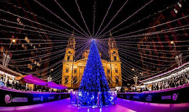 5 Kota di Eropa dengan Pohon Natal Tercantik