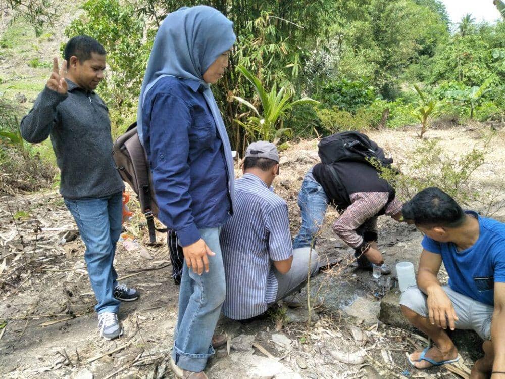 Fasilitator Pamsimas melakukan pemeriksaan air bersih (Dok. PUPR)