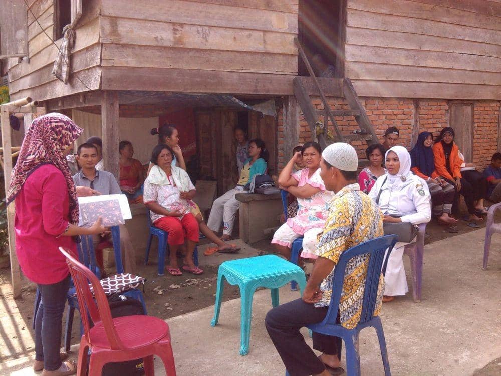 Fasilitator Pamsimas memberikan penyuluhan kepada masyarakat (Dok. PUPR)