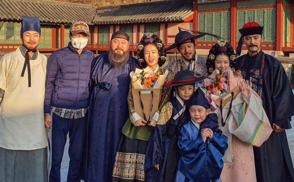 potret para pemain dan sutradara di balik layar film The Owl (instagram.com/choi_mu_sung)