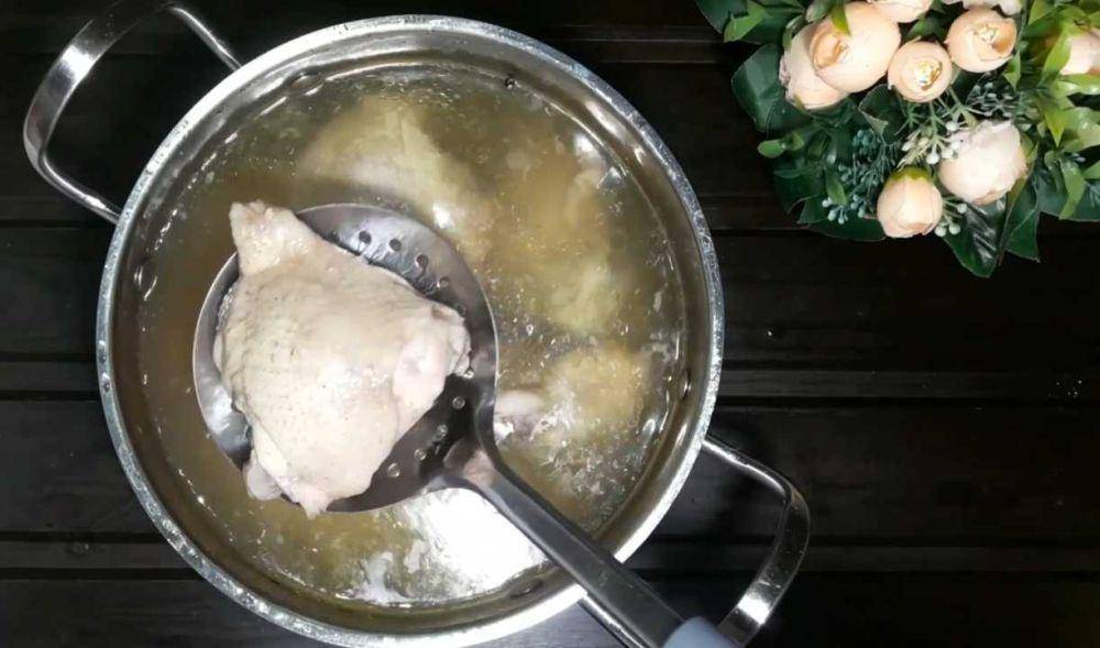 ilustrasi masak ayam untuk isian (youtube.com/How to Boil)