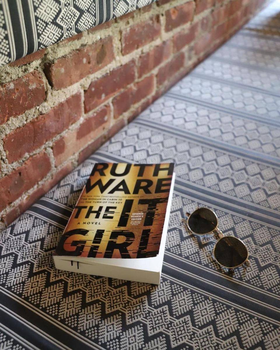 The It Girl karya Ruth Ware (instagram.com/simonandschuster)