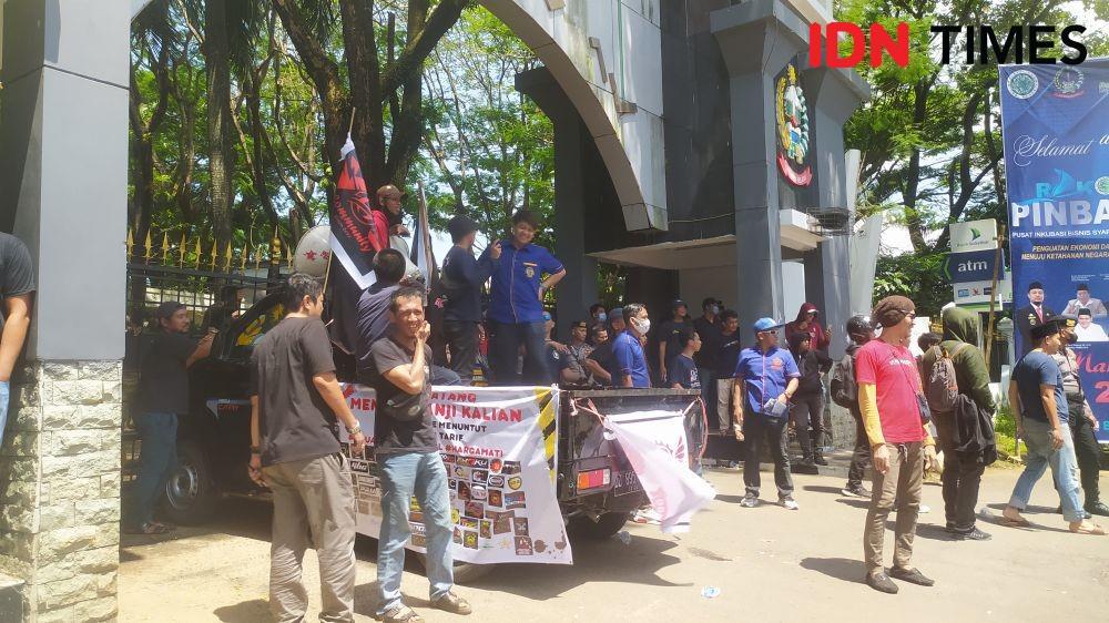 Minta Tarif Naik, Sopir Taksi Online Demo di Kantor Gubernur Sulsel