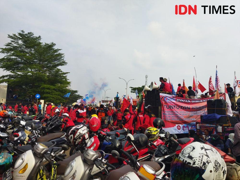 Ribuan Buruh di Banten Demo Tuntut UMK Naik 13 Persen