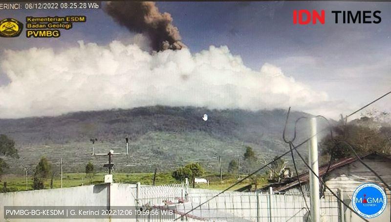 Gunung Kerinci Erupsi, Abu Vulkanik Mulai Mengarah ke Sumbar