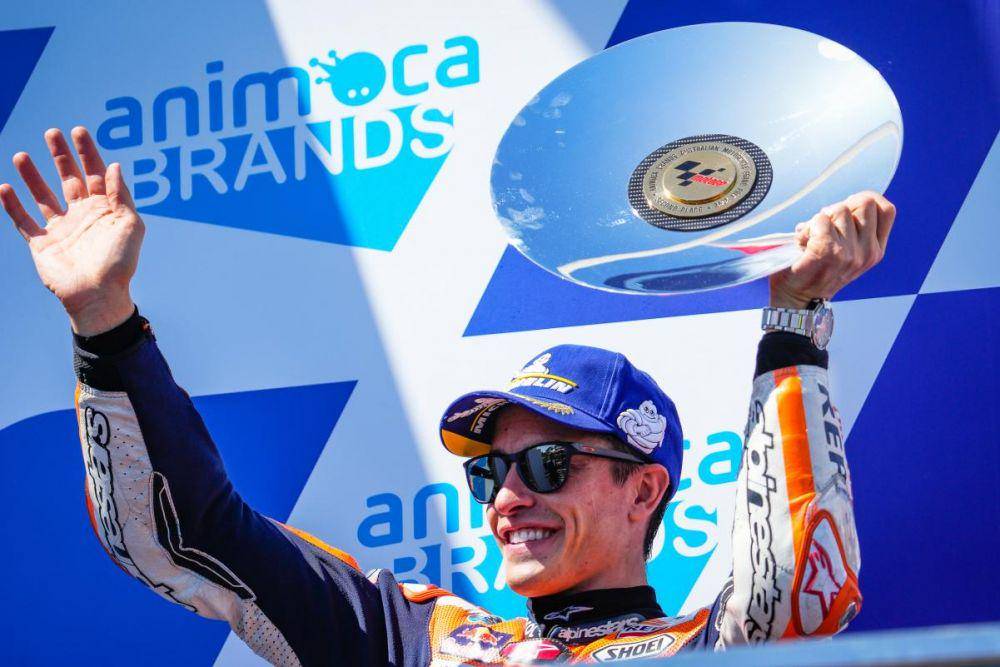 Marc Marquez mengangkat trofi seusai GP Australia 2022. (motogp.com)