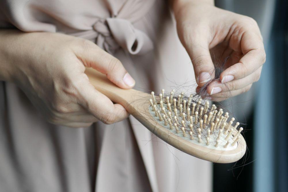 14 Cara Mengatasi Rambut Rontok secara Alami dan Ampuh