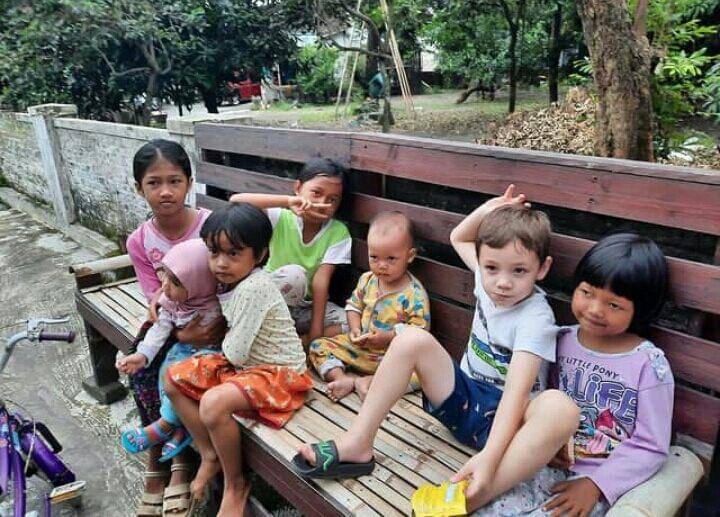 Anak Celine Evangelista main di kampung. (instagram.com/celine_evangelista)