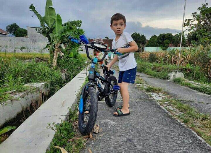 Anak Celine Evangelista main di kampung. (instagram.com/celine_evangelista)
