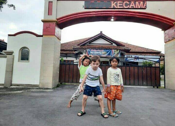 Anak Celine Evangelista main di kampung. (instagram.com/celine_evangelista)