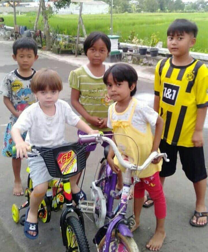 Anak Celine Evangelista main di kampung. (instagram.com/celine_evangelista)7
