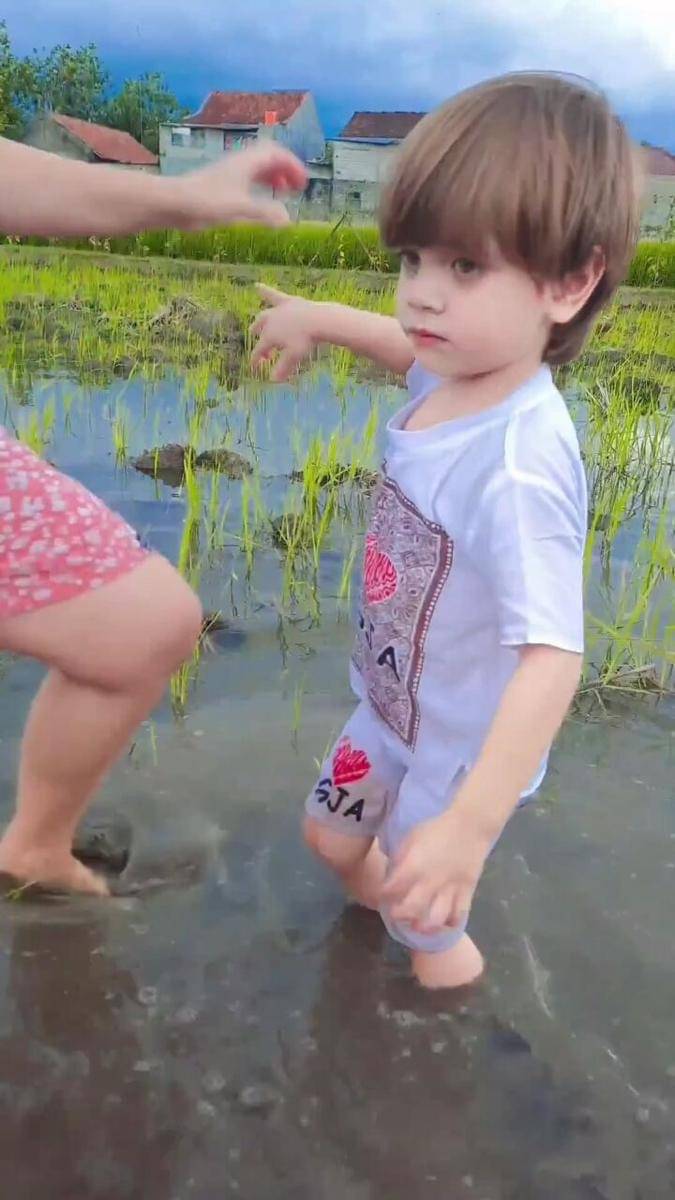 Anak Celine Evangelista main di kampung. (instagram.com/celine_evangelista)