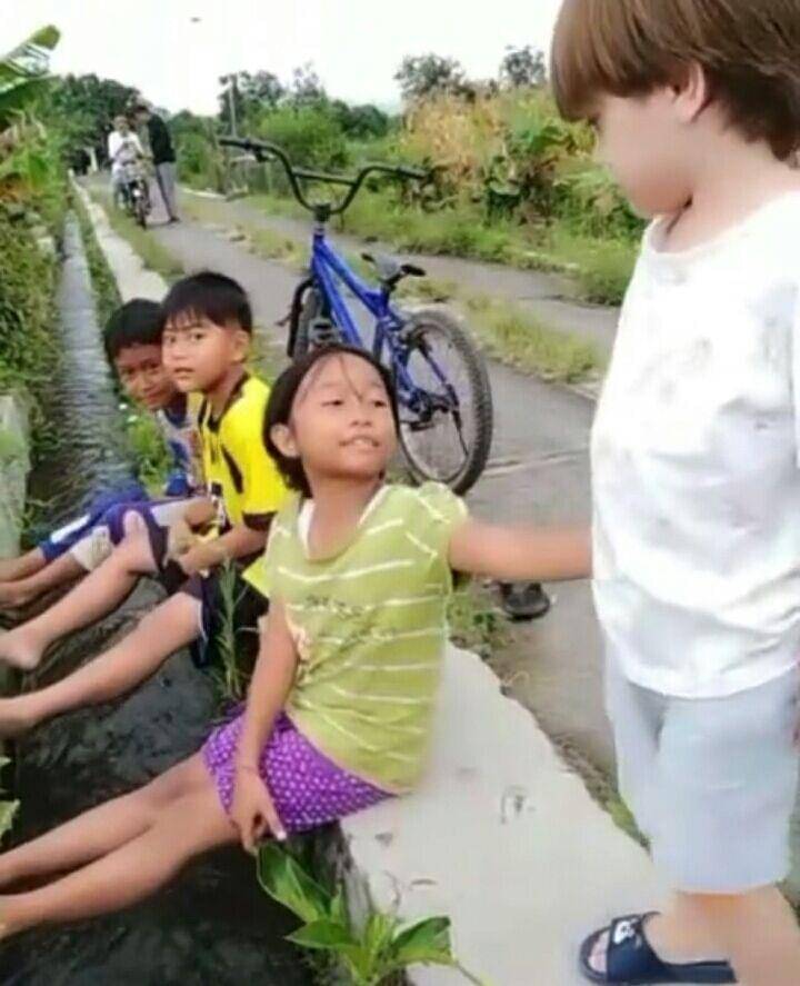 Anak Celine Evangelista main di kampung. (instagram.com/celine_evangelista)7