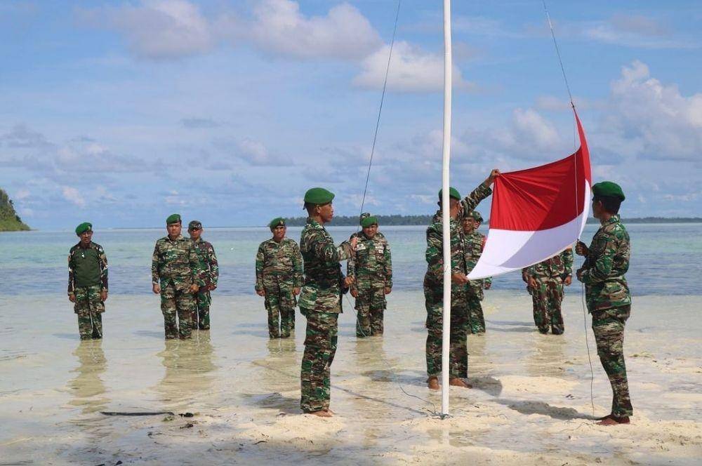 Pengibaran bendera merah putih di Gugus Kepulauan Widi di Halmahera Selatan, Maluku. (www.instagram.com/@kodim1509labuha)