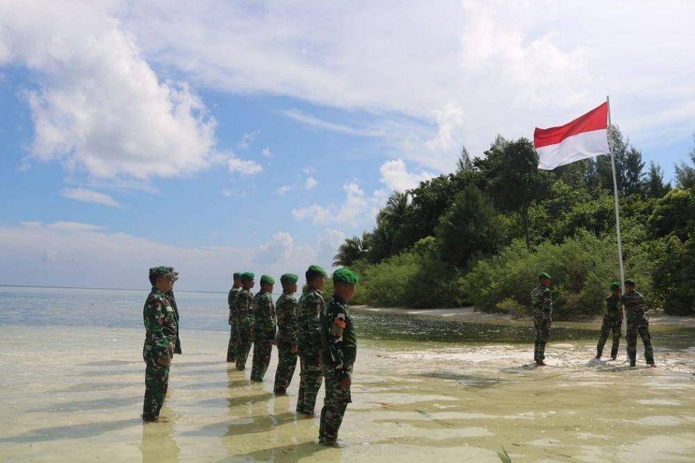 Pengibaran bendera merah putih di Gugus Kepulauan Widi di Halmahera Selatan, Maluku. (www.instagram.com/@kodim1509labuha)