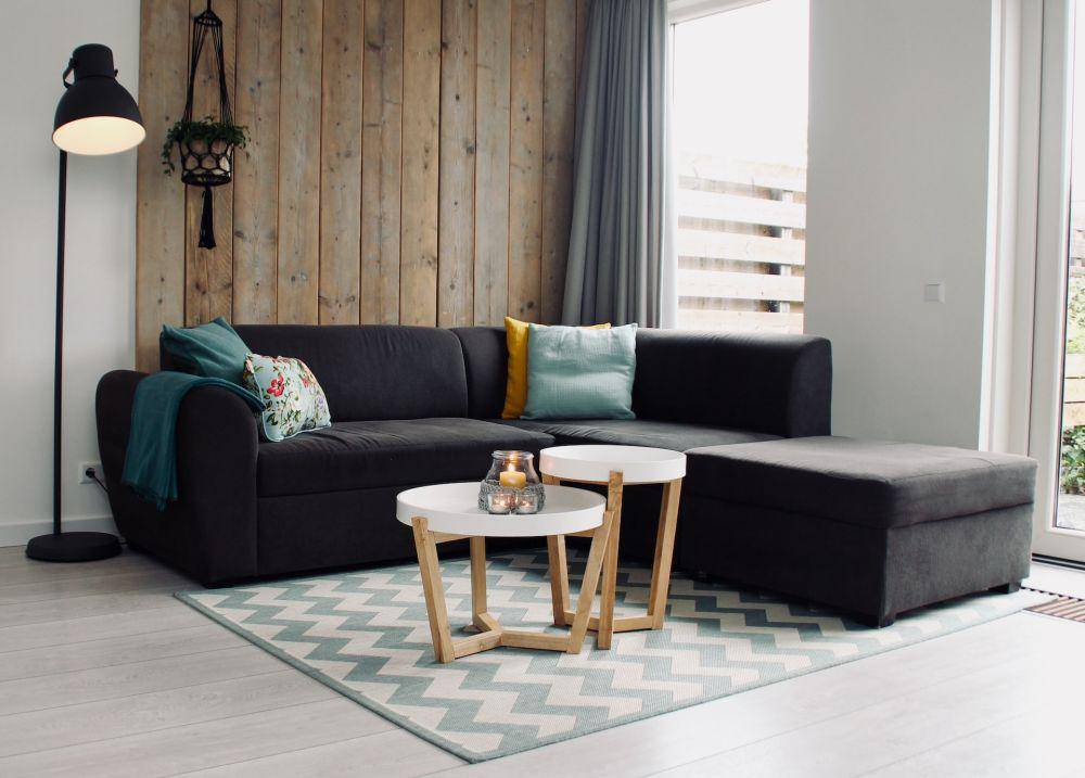 Ilustrasi ruang tamu minimalis modern dengan sofa warna hitam (Unsplash/Sven Brandsma)