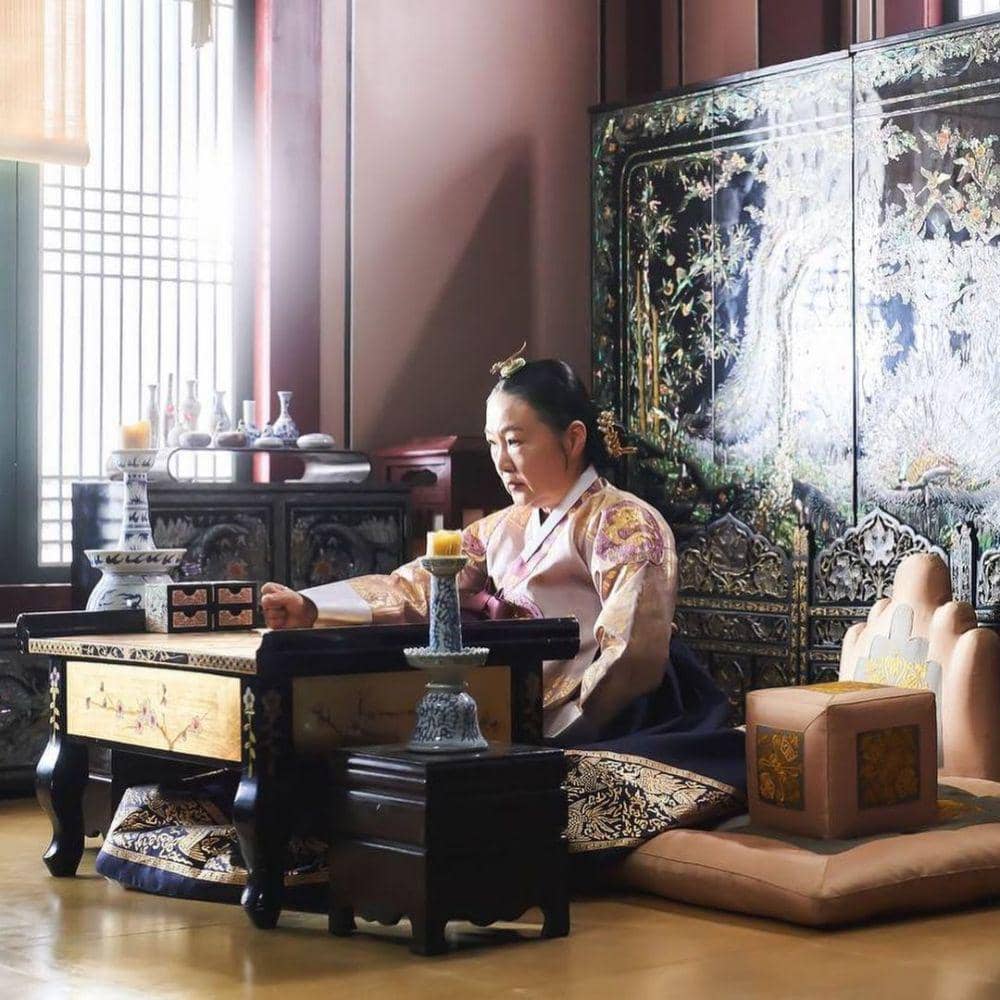 Kim Hae Sook di drama Under the Queen's Umbrella (instagram.com/hs_kim_95)