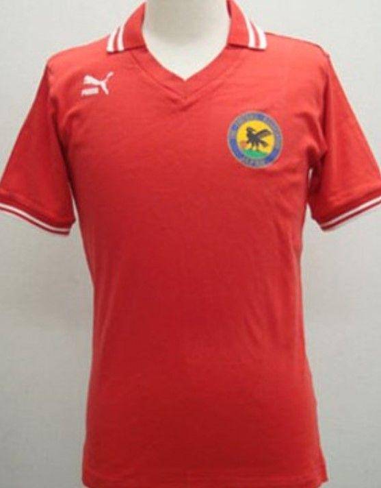 Jersey home Timnas Jepang pada 1990. (footballkitarchive.com)