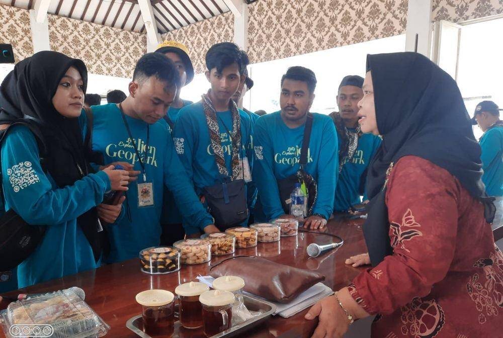 Pemerintah Kabupaten Banyuwangi melalui Dinas Koperasi Usaha Mikro dan Perdagangan menggelar pelatihan aneka kue kering dan batik eco print yang dilaksanakan di Desa Sragi, Selasa (29/11/2022). (Dok. Humas Pemkab Banyuwangi)