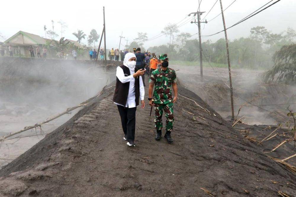 Gubernur Jatim, Khofifah Indar Parawansa saat tinjau kawasan terdampak erupsi Semeru. Dok. Pemprov Jatim.