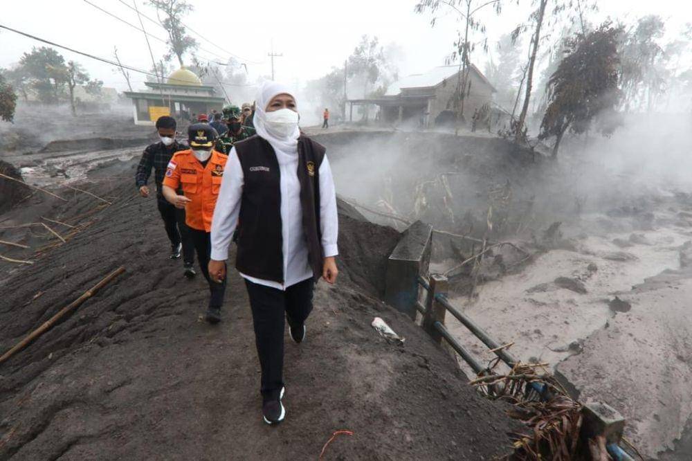 Gubernur Jatim, Khofifah Indar Parawansa saat tinjau kawasan terdampak erupsi Semeru. Dok. Pemprov Jatim.
