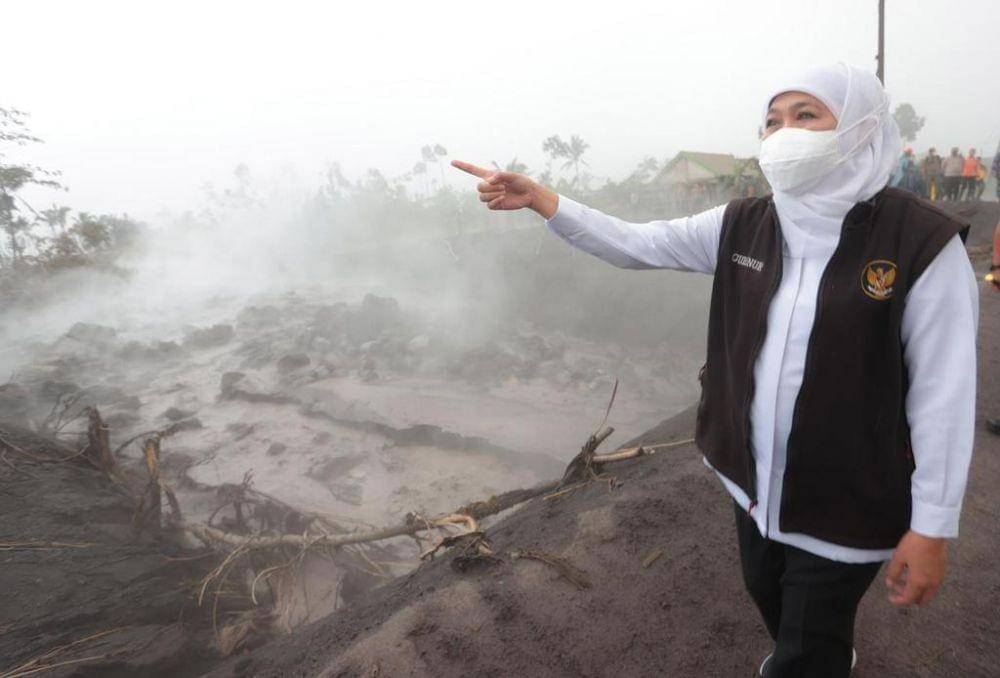 Gubernur Jatim, Khofifah Indar Parawansa saat tinjau kawasan terdampak erupsi Semeru. Dok. Pemprov Jatim.