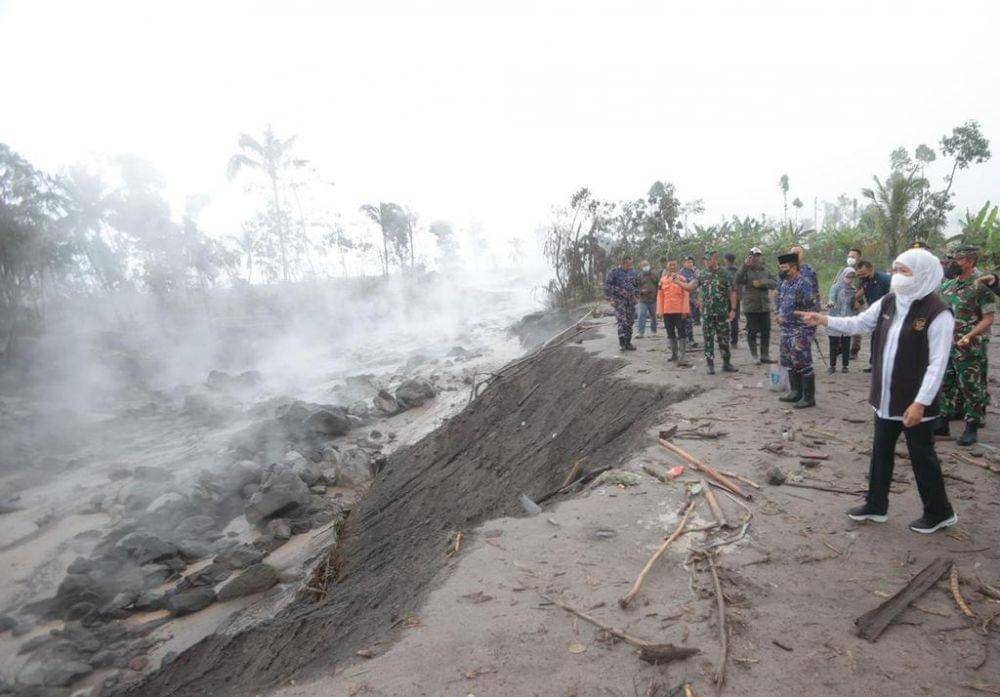 Gubernur Jatim, Khofifah Indar Parawansa saat tinjau kawasan terdampak erupsi Semeru. Dok. Pemprov Jatim.