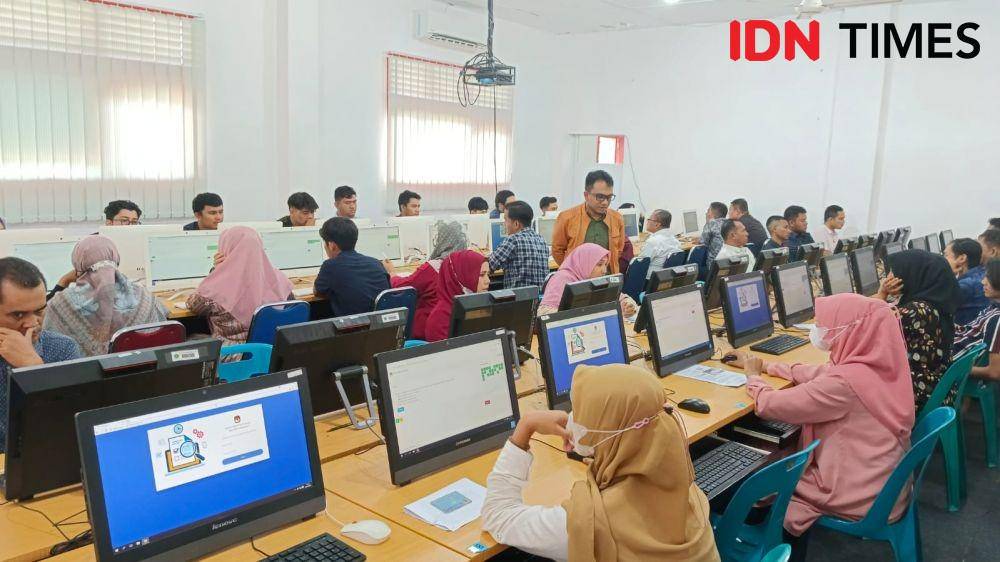 Calon anggota Panitia Pemilihan Kecamatan (PPK) Pemilu 2024 mengikuti ujian tertulis dengan menggunakan computer assisted test (CAT) yang digelar KIP Kota Banda Aceh. (Dokumentasi KIP Kota Banda Aceh untuk IDN Times)