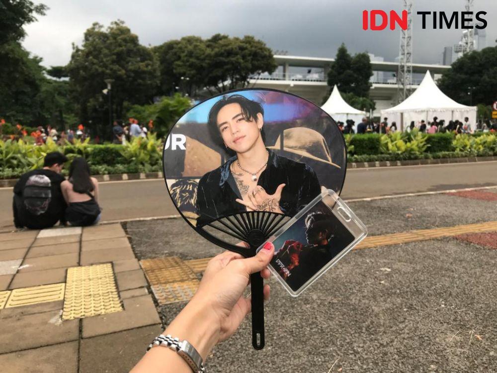 Mendung, Fans Tetap Semangat Tunggu Oppa-oppa DPR di Tennis Indoor