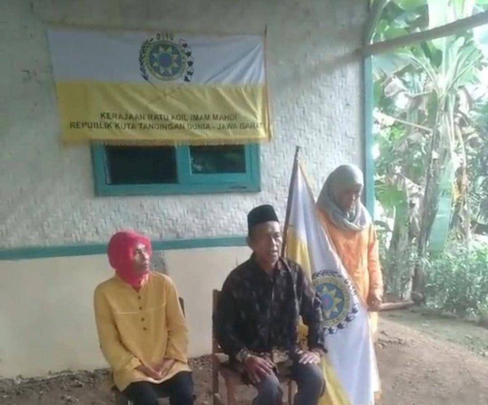 Tangkapan layar video dua warga yang mengaku Imam Mahdi dan Ratu Adil mengegerkan warga Karawang, Jawa Barat. (Istimewa)
