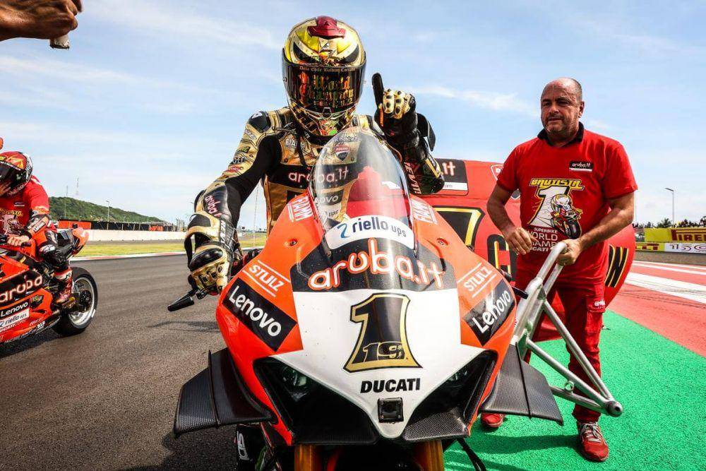 Alvaro Bautista merayakan gelar juara dunia WSBK 2022. (motogp.com)