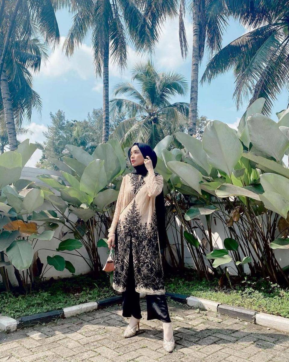 Outfit kondangan simple. (instagram.com/hamidahrachmayanti)