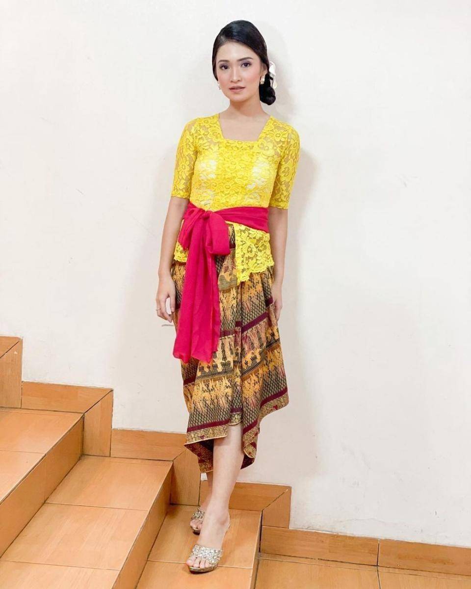 kebaya untuk dress code busana nasional (Instagram.com/vinessainez)