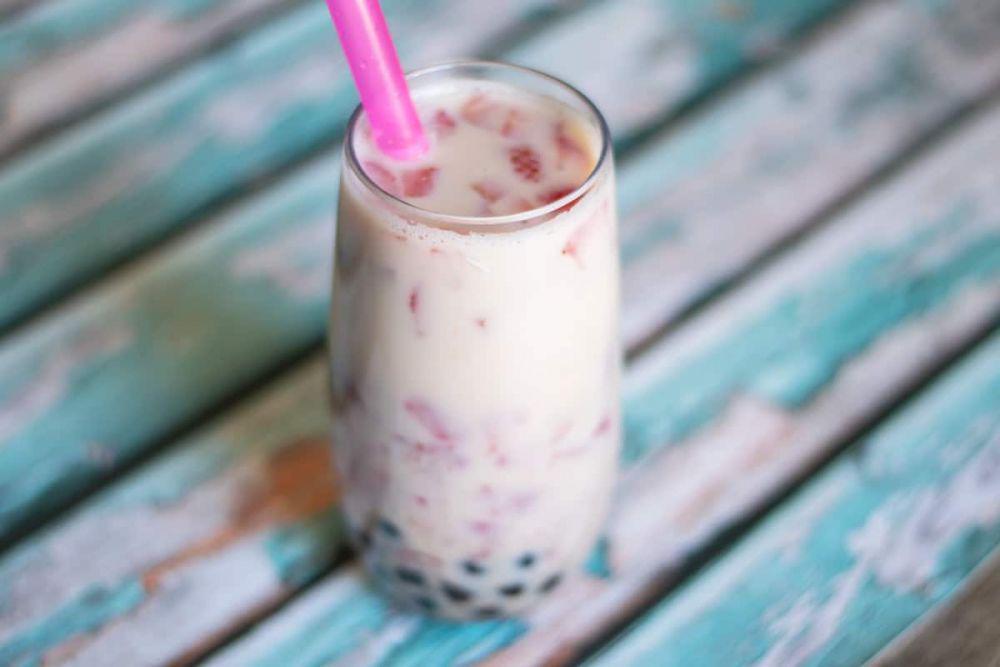 Resep Gampang Strawberry Boba Tea, Segar dan Manisnya Bikin Nagih!