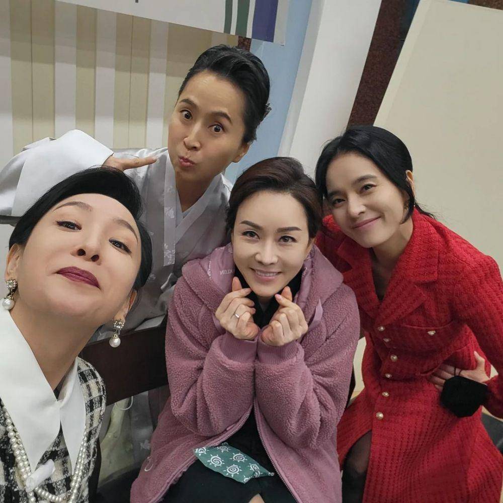 Seo Jae Hee, Kim Hyun, Kim Jung Nan, dan Jung Hye Young di balik layar Reborn Rich (instagram.com/kim_jungnan)