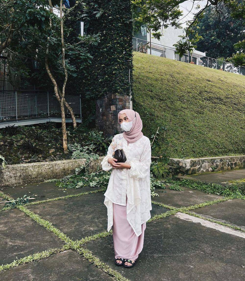 Outfit kondangan simple. (instagram.com/indyratnap)