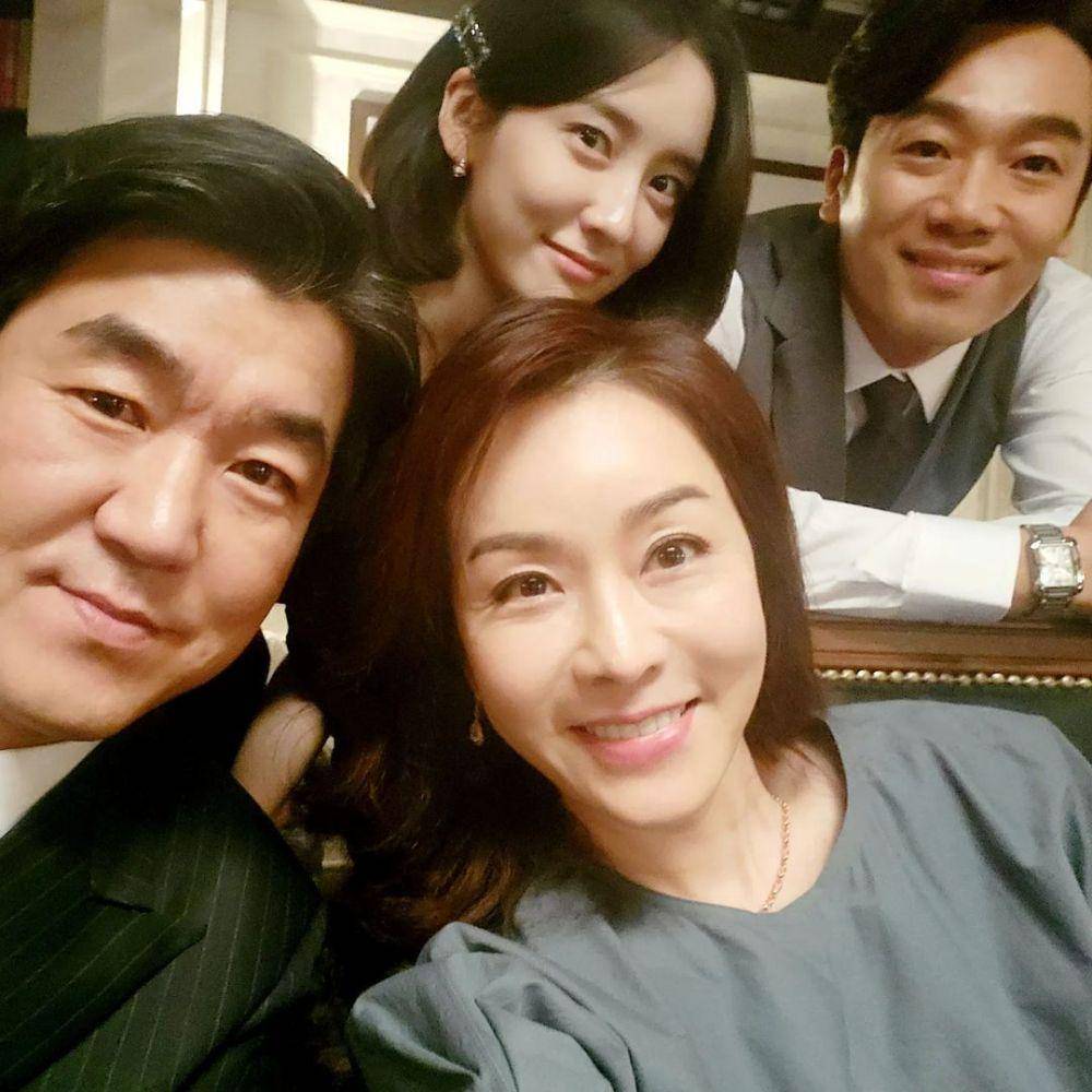 Park Ji Hyun, Kim Nam Hee, Yoon Je Moon, dan Kim Jung Nan di balik layar Reborn Rich (instagram.com/kim_jungnan)