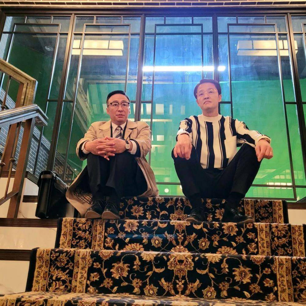 Lee Sung Min dan Jo Han Chul di balik layar Reborn Rich (instagram.com/yjkim_1005)