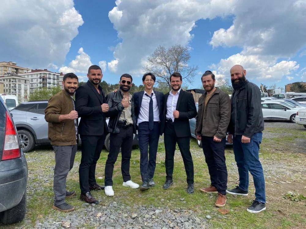 Song Joong Ki bersama aktor pendukung lainnya di balik layar Reborn Rich (instagram.com/mehmet34aybay)