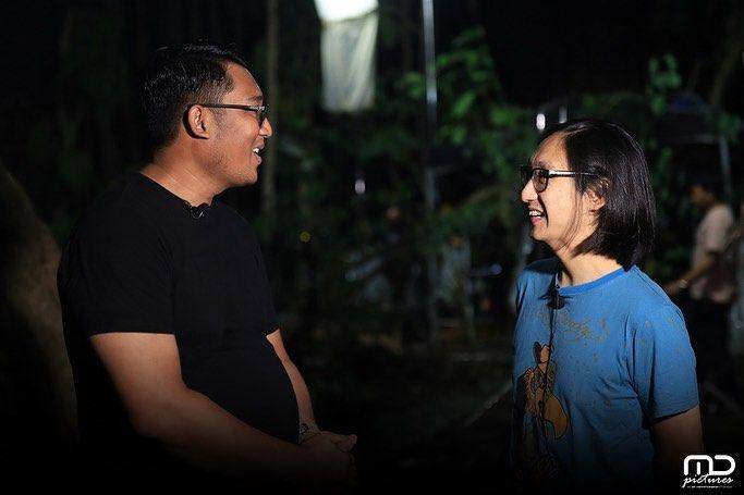 Awi Suryadi, sutradara film Kisah Tanah Jawa, bersama Om Hao (instagram.com/kisahtanahjawa_md)
