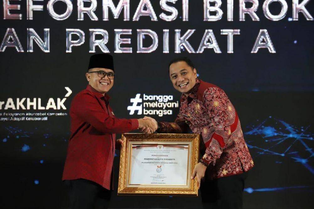 Pemkot Surabaya saat menerima penghargaan predikat A ( Sangat Baik) untuk reformasi birokrasi dan tata administrasi, Selasa (6/11/2022). (Dok. Diskominfo Kota Surabaya).