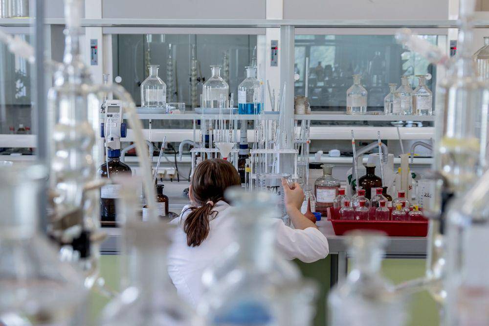 ilustrasi peneliti bekerja di laboratorium (pixabay)
