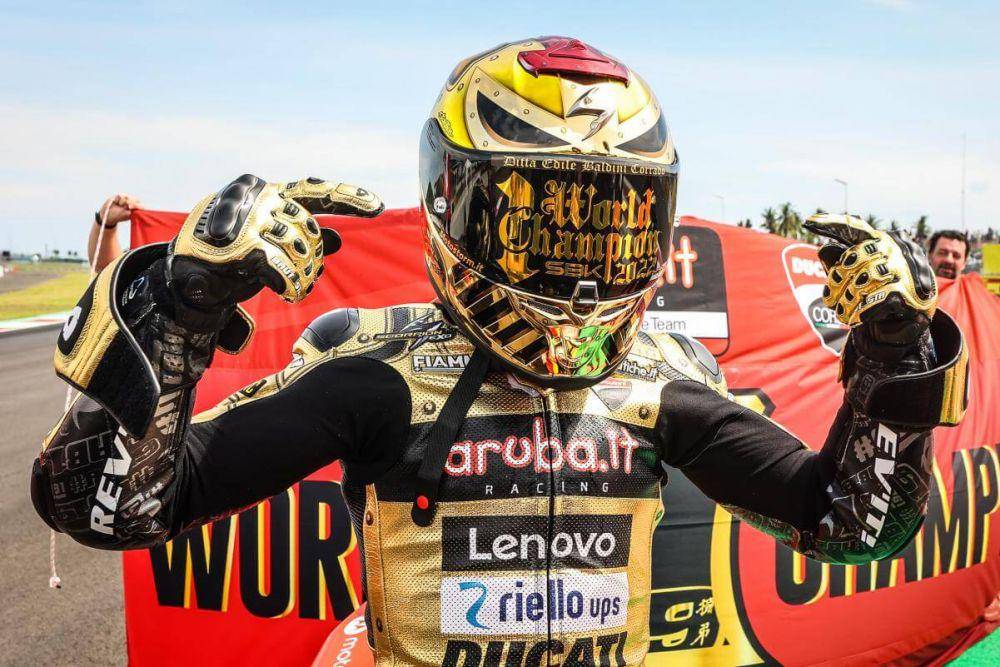 Alvaro Bautista merayakan gelar juara dunia WSBK 2022. (motogp.com)